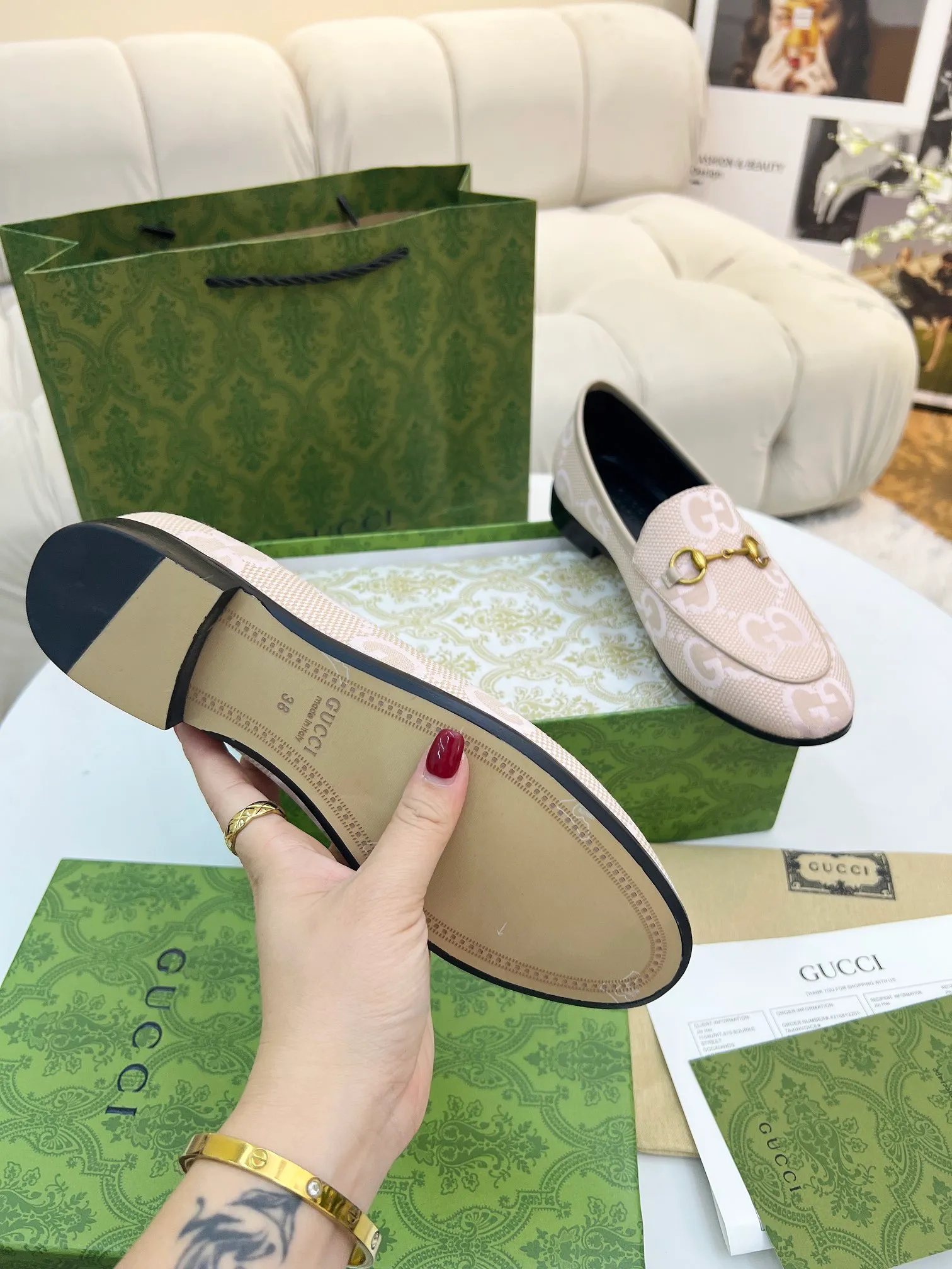 👟👟Ex-factory price 400👟👟 Genuine leather sole +50 Men +20 GUCCI's latest fabric, double G side, electric embroidered large double G, chasing fashion, special matching, worth owning, super comfortable on the feet, generous and decent. Heel height 2Cm. Multiple colors to choose from: sizes 35-42, the picture above is a big seller. Male 38-46